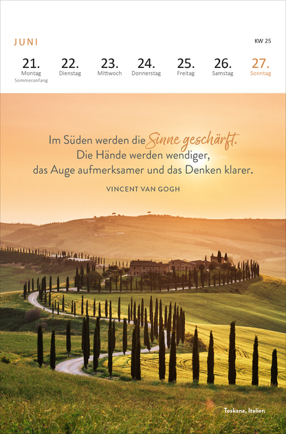 Gezeigt wird eine Innen- oder Zusatzansicht von „Wochenkalender Träume dich um die Welt 2027“. Die Seite zeigt einen malerischen Landschaftsaufdruck der Toskana bei Sonnenuntergang, umgeben von Zypressen. Oben sind die Wochentage in schlichten, modernen Schriftarten in Grau und Gold zu sehen. Der zitierte Text von Vincent van Gogh ist in einer eleganten, geschwungenen Schrift in Dunkelgrün gehalten und hebt sich vom sanften Hintergrund ab. Die Gesamtgestaltung strahlt Ruhe und Inspiration...