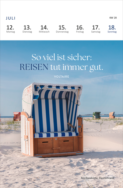 Gezeigt wird eine Innen- oder Zusatzansicht von „Wochenkalender Träume dich um die Welt 2027“. Im oberen Bereich sind die Wochentage klar strukturiert, datiert von Montag bis Sonntag. Darunter steht in großen, eleganten Buchstaben der Spruch „So viel ist sicher: REISEN tut immer gut.“ von Voltaire. Die Farbgebung umfasst sanfte Blau- und Beigetöne, die an einen Strand erinnern. Die Typografie ist modern und gut lesbar, wodurch der kalendarische Inhalt freundlich und einladend wirkt.