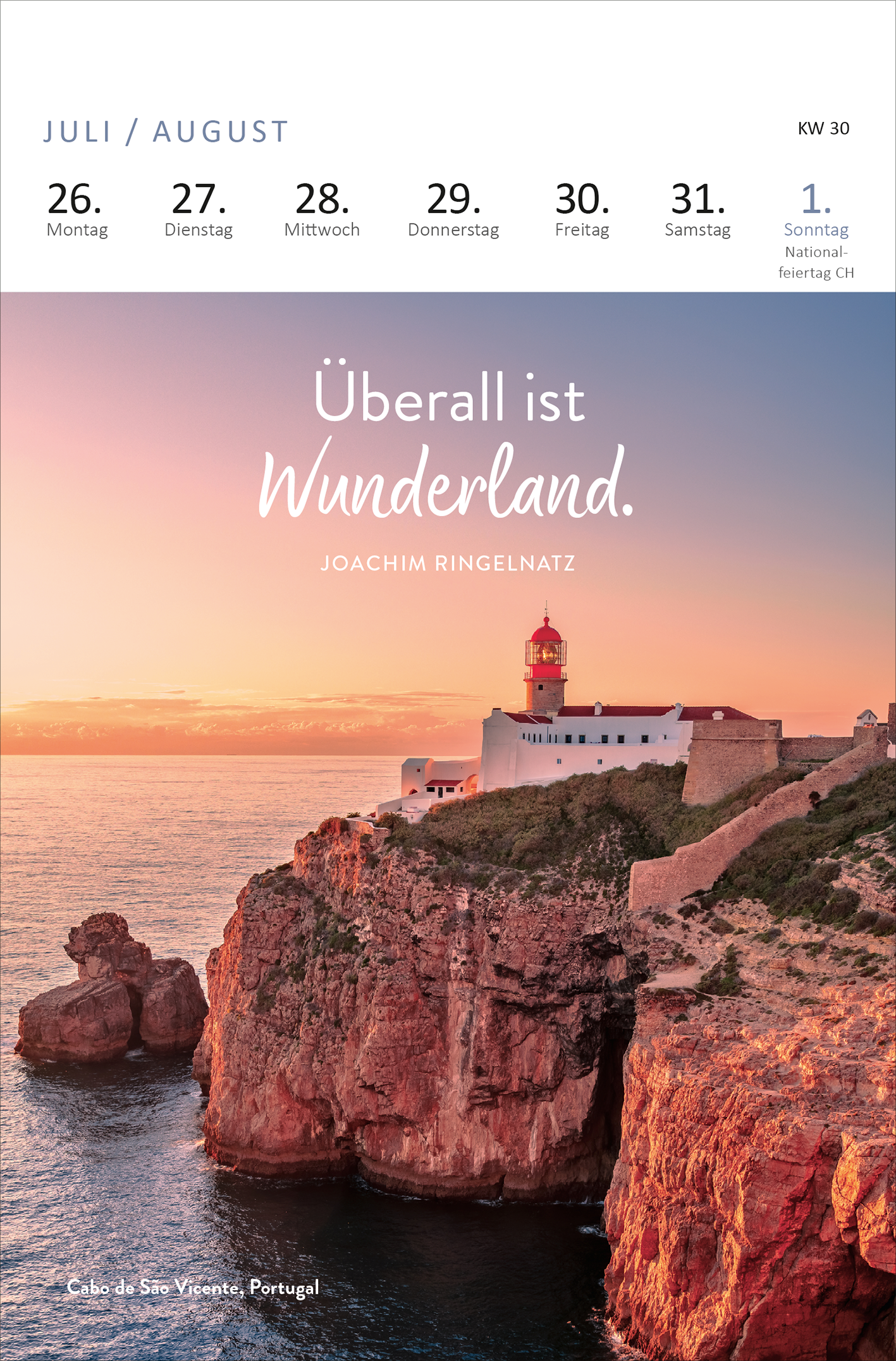 Gezeigt wird eine Innen- oder Zusatzansicht von „Wochenkalender Träume dich um die Welt 2027“. Die Seite präsentiert eine malerische Küstenlandschaft mit einem Leuchtturm vor einem sanften, rosa gefärbten Himmel. Darunter steht in großer, stilvoller Schrift der Spruch „Überall ist Wunderland.“ von Joachim Ringelnatz. Die Datumsangaben für den Juli und August sind klar strukturiert, mit einer eleganten Typografie in Schwarz auf hellem Hintergrund, was die Lesbarkeit unterstützt.