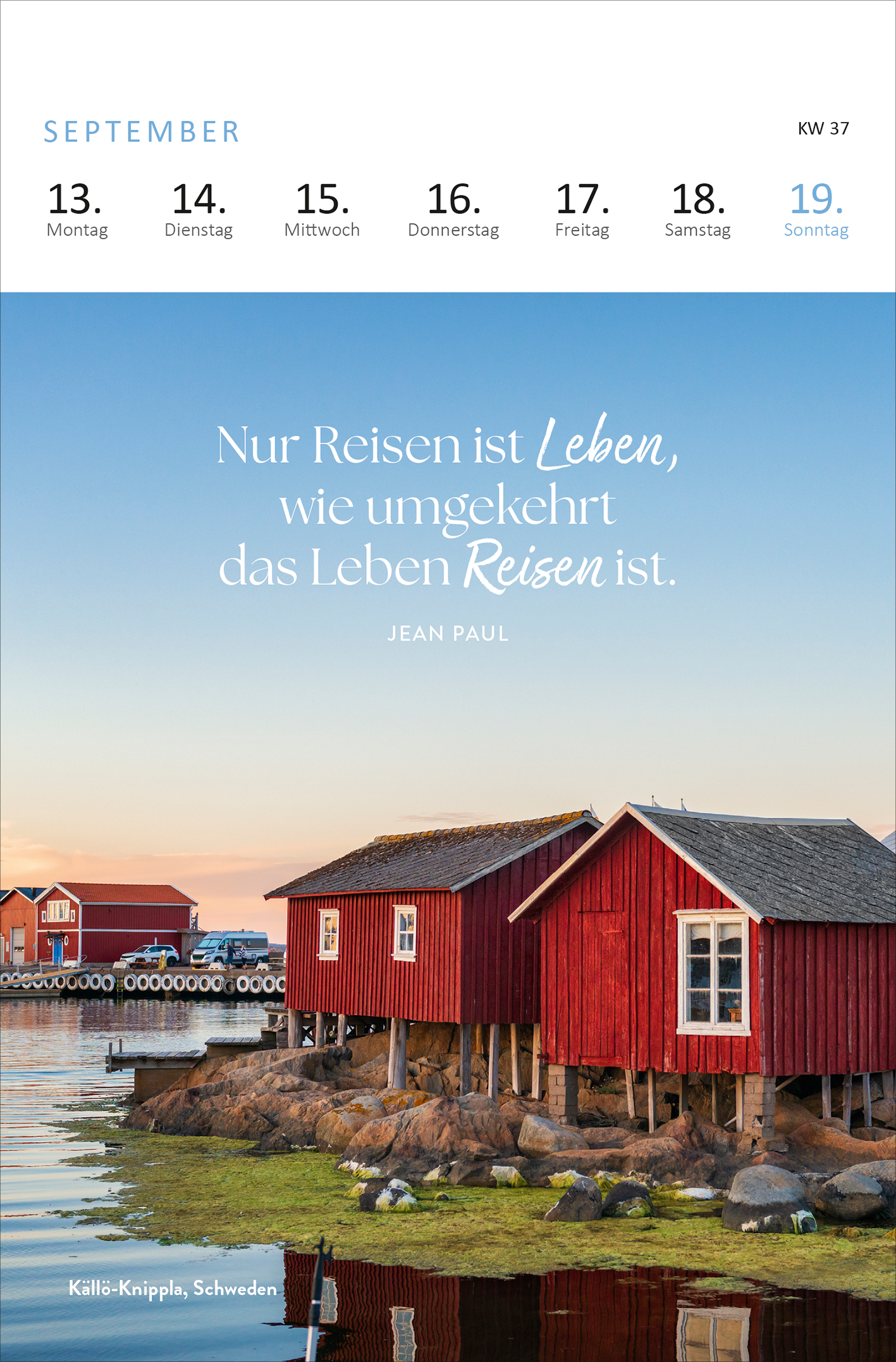 Gezeigt wird eine Innen- oder Zusatzansicht von „Wochenkalender Träume dich um die Welt 2027“. Die Darstellung ist in sanften, harmonischen Farben gehalten, mit einem großen, einladenden Bild von roten Holzhäusern am Wasser. Oberhalb des Bildes sind die Wochentage in klarer, moderner Typografie angeordnet. In der Mitte befindet sich ein Zitat von Jean Paul, in einer elegant geschwungenen Schriftart, das den Betrachter zur Reise und Selbstentdeckung anregt.