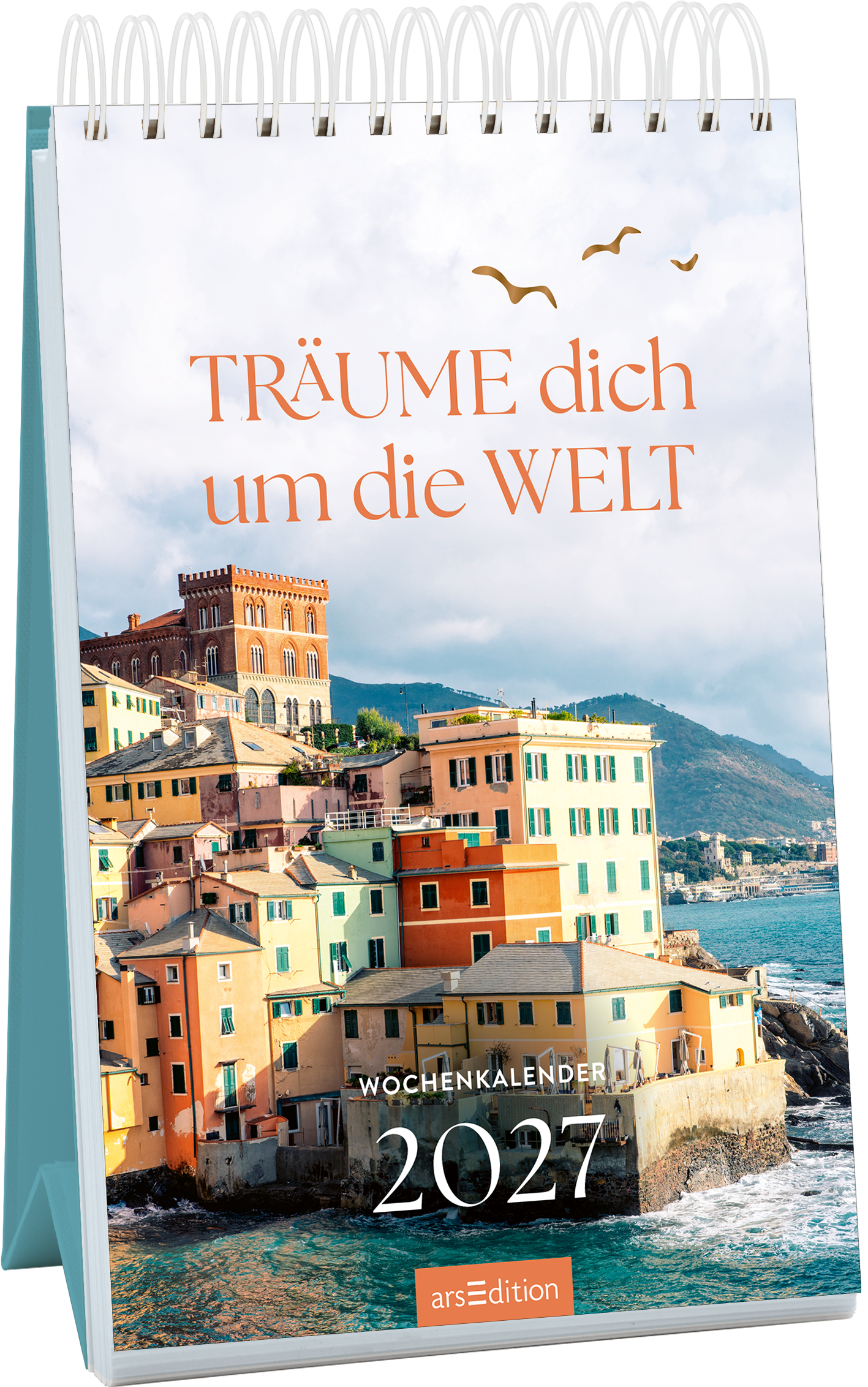 Auf dem Cover ist ein malerisches Küstenbild mit bunten Häusern, die an einem Hang stehen, vor einer dramatischen Himmelskulisse. Über dem Bild schwebt der Titel „TRÄUME dich um die WELT“ in einer eleganten, orangen Schriftart. Am unteren Rand hervorgehoben steht „WOCHENKALENDER 2027“ in klarer, dunkler Schrift. Die sanften Wellen im Vordergrund und die Vögel im Himmel verleihen dem Gesamteindruck eine einladende Leichtigkeit. Ganz unten mittig steht der Logoschriftzug von...
