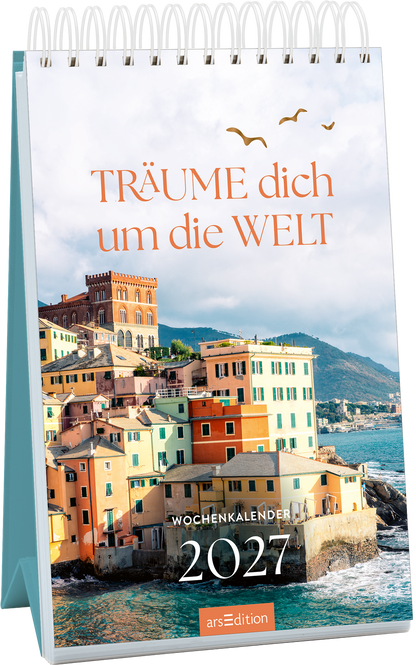Auf dem Cover ist ein malerisches Küstenbild mit bunten Häusern, die an einem Hang stehen, vor einer dramatischen Himmelskulisse. Über dem Bild schwebt der Titel „TRÄUME dich um die WELT“ in einer eleganten, orangen Schriftart. Am unteren Rand hervorgehoben steht „WOCHENKALENDER 2027“ in klarer, dunkler Schrift. Die sanften Wellen im Vordergrund und die Vögel im Himmel verleihen dem Gesamteindruck eine einladende Leichtigkeit. Ganz unten mittig steht der Logoschriftzug von...