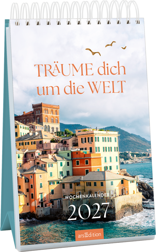 Auf dem Cover ist ein malerisches Küstenbild mit bunten Häusern, die an einem Hang stehen, vor einer dramatischen Himmelskulisse. Über dem Bild schwebt der Titel „TRÄUME dich um die WELT“ in einer eleganten, orangen Schriftart. Am unteren Rand hervorgehoben steht „WOCHENKALENDER 2027“ in klarer, dunkler Schrift. Die sanften Wellen im Vordergrund und die Vögel im Himmel verleihen dem Gesamteindruck eine einladende Leichtigkeit. Ganz unten mittig steht der Logoschriftzug von...