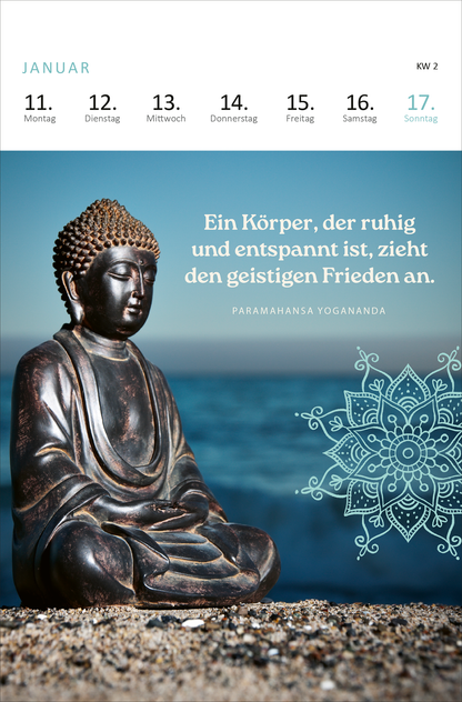 Gezeigt wird eine Innen- oder Zusatzansicht von „Wochenkalender Yogaglück 2027“. Der Kalender zeigt eine ruhige Buddha-Statue vor einem sanften blauen Hintergrund. Über dem Bild steht in klarer, hellgrüner Schrift das Zitat „Ein Körper, der ruhig und entspannt ist, zieht den geistigen Frieden an.“ Unter dem Zitat steht in kleinerer Schrift der Name „PARAMAHANSA YOGANANDA“. Das Datum und die Wochentage sind in einfachem Schwarz oben angeordnet, was die Lesbarkeit unterstützt.