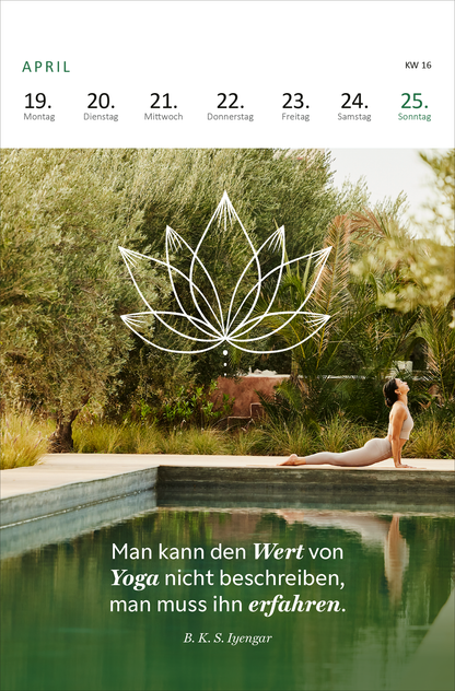 Gezeigt wird eine Innen- oder Zusatzansicht von „Wochenkalender Yogaglück 2027“. Im oberen Bereich sind die Wochentage in einem klaren, eleganten grünen Font dargestellt. Darunter erscheint der Satz „Man kann den Wert von Yoga nicht beschreiben, man muss ihn erfahren“ in einer harmonischen Schriftart, die die Zen-Atmosphäre unterstreicht. Im Hintergrund ist eine beruhigende Naturaufnahme mit einem Wasserbecken und Pflanzen, sowie einer stilisierten Lotusblume, die das Thema Yoga...