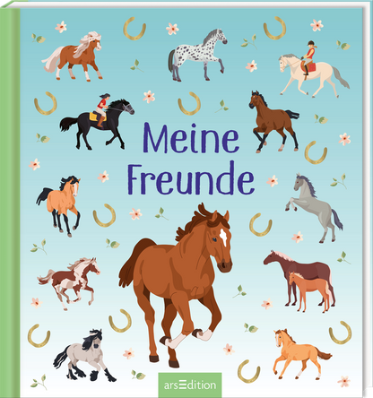 Das Cover zeigt eine sanfte, hellblaue Hintergrundfarbe, auf der verschiedene stilisierte Pferde und Reiter verteilt sind. Der Titel „Meine Freunde“ ist in einer großen, dunkelblauen Schrift mittig platziert. Um die Pferde sind kleine Blumen und Hufeisen als weitere dekorative Elemente angeordnet. Ganz unten mittig steht der Logoschriftzug von arsEdition.