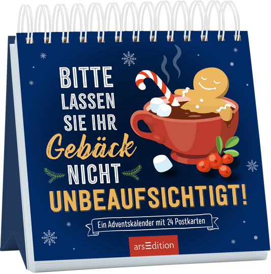 Das Cover zeigt einen blauen Hintergrund mit weißen Schneeflocken. In der Mitte steht in großen Buchstaben der Titel „BITTE LASSEN SIE IHR GEBÄCK NICHT UNBEAUFSICHTIGT!“. Darunter befindet sich die Beschreibung „Ein Adventskalender mit 24 Postkarten“. Ein roter Kaffeebecher, gefüllt mit einer entspannt lächelnden Lebkuchenfigur, einer Zuckerstange und Marshmallows, sorgt für einen festlichen Eindruck. Ganz unten mittig steht der Logoschriftzug von arsEdition.