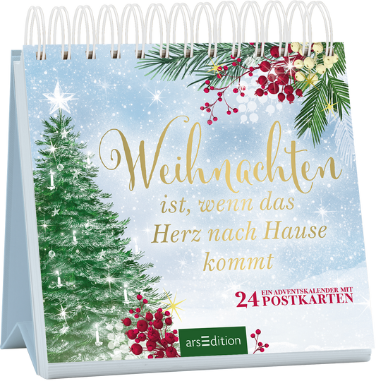 Das Buchcover zeigt eine winterliche Landschaft mit schneebedecktem Hintergrund, in dem sich grüne Tannenbäume und rote Beerenzweige harmonisch zusammenfügen. In eleganten, goldenen Buchstaben steht der Titel „Weihnachten ist, wenn das Herz nach Hause kommt“ prominent im Vordergrund. Unten links befindet sich der Text „Ein Adventskalender mit 24 POSTKARTEN“ in einer klaren Schrift. Die Atmosphäre ist festlich und einladend. Ganz unten mittig steht der Logoschriftzug von arsEdition.