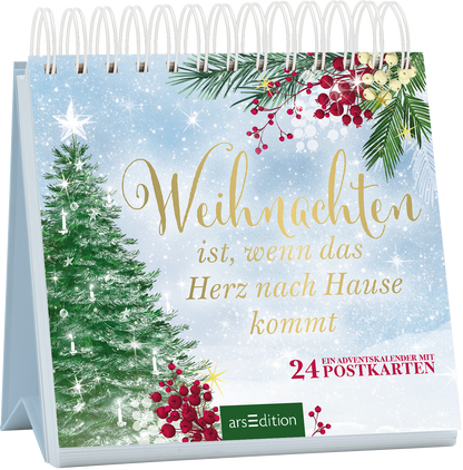 Das Buchcover zeigt eine winterliche Landschaft mit schneebedecktem Hintergrund, in dem sich grüne Tannenbäume und rote Beerenzweige harmonisch zusammenfügen. In eleganten, goldenen Buchstaben steht der Titel „Weihnachten ist, wenn das Herz nach Hause kommt“ prominent im Vordergrund. Unten links befindet sich der Text „Ein Adventskalender mit 24 POSTKARTEN“ in einer klaren Schrift. Die Atmosphäre ist festlich und einladend. Ganz unten mittig steht der Logoschriftzug von arsEdition.
