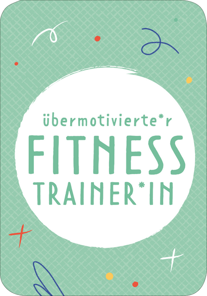 Gezeigt wird eine Innen- oder Zusatzansicht von „Das Drama-Lama“. Der Hintergrund hat einen sanften mintgrünen Farbton, der mit einem texturierten, geometrischen Muster versehen ist. Im Mittelpunkt steht ein großer, runder Bereich mit der Aufschrift „übermotivierte*r FITNESS TRAINER*IN“ in einem ansprechenden, leicht verspielten Font, wobei die Schrift in einem klaren Dunkelgrün gehalten ist. Umrahmt wird der Text von bunten, grafischen Akzenten in Formen wie Linien und Punkten.