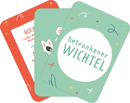Gezeigt wird eine Innen- oder Zusatzansicht von „Das Drama-Lama“. Die Ansicht zeigt mehrere Karten in überlappender Anordnung. Eine Karte hat einen roten Hintergrund mit dem Text „HOCHZEIT“ in einer weißen Schriftart und dekorativen Elementen. Eine weitere Karte ist mintgrün mit dem zentralen Schriftzug „betrunkener WICHTEL“, versehen mit verspielten, bunten Akzenten. Die Typografie ist jugendlich und modern, die Farben wirken frisch und einladend.