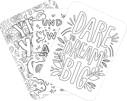 Gezeigt wird eine Innen- oder Zusatzansicht von „Paint your Power“. Die Ansicht zeigt drei Ausmalkarten mit verschiedenen Motiven. Die erste Karte trägt den Schriftzug „DARE to DREAM BIG“ in auffälliger, verspielter Typografie, umgeben von floralen Elementen. Die zweite Karte enthält den Text „UNDER W.A.Y.“ in einer klaren Schriftart, ergänzt durch illustrierte Wolken und Vögel. Die dritte Karte zeigt den Schriftzug „YAY!“, umrahmt von bunten, kinderfreundlichen Mustern....