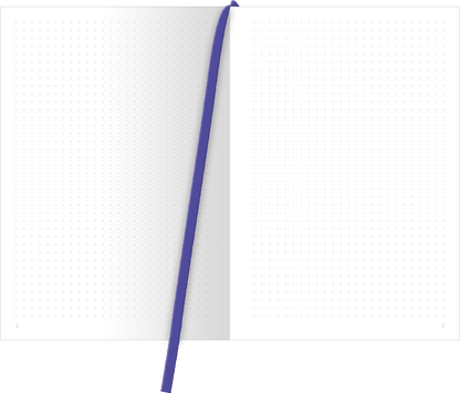 Gezeigt wird eine Innen- oder Zusatzansicht von „myNOTES Papeterie: Notizbuch A5 Mutige Pläne“. Die Ansicht zeigt zwei Seiten mit gepunktetem Layout in sanftem Weiß, ideal für Notizen oder Skizzen. Eine kräftige, lilafarbene Lesezeichenbändchen hebt sich gegen den Hintergrund ab. Die Typografie ist klar und modern, die Punkte bieten eine strukturierte Orientierung, die den kreativen Fluss unterstützt.