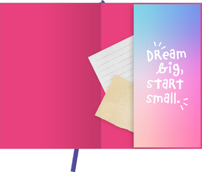 Gezeigt wird eine Innen- oder Zusatzansicht von „myNOTES Papeterie: Notizbuch A5 Mutige Pläne“. Die Innenseite ist in einem kräftigen Pink gehalten und zeigt auf der rechten Seite ein farbverlaufendes Blatt in sanften Pastelltönen. Darauf steht in verspielter Typografie „Dream big, start small.“. Links sind ein paar liniierte Blätter und ein beigefarbener Notizzettel platziert, die eine praktische Ergänzung bieten.