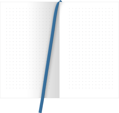Gezeigt wird eine Innen- oder Zusatzansicht von „myNOTES Papeterie: Notizbuch A6 Simply, Katy – Tea Time“. Das Notizbuch präsentiert sich mit einer klaren, weißen Seitenaufteilung, die mit feinen, punktierten Linien versehen ist. In der Mitte liegt ein blauer Lesezeichenband, das einen kontrastierenden Akzent setzt. Die Typografie ist schlicht und modern, wodurch die Benutzerfreundlichkeit und Übersichtlichkeit betont werden.