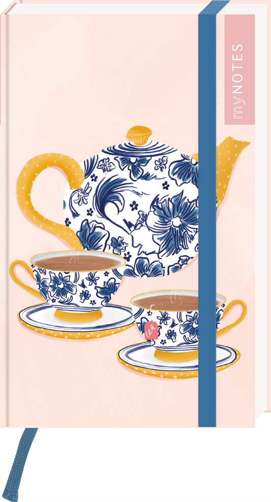 Das Buchcover zeigt eine stilvolle Teekanne und zwei dazugehörige Tassen auf einem sanften, peachfarbenen Hintergrund. Die Teekanne ist mit floralen Mustern in Blau und Weiß verziert, wobei die Tassen ähnliche Designs aufweisen. Auf der oberen rechten Seite befindet sich ein schmaler, rosa Streifen mit dem Schriftzug „my NOTES“ in Weiß. Insgesamt vermittelt das Cover eine gemütliche und einladende Atmosphäre. Ganz unten mittig steht der Logoschriftzug von arsEdition.