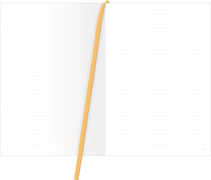 Gezeigt wird eine Innen- oder Zusatzansicht von „myNOTES Papeterie: Notizbuch A5 Simply, Katy – Bristol Harbour“. Die beiden offenen Seiten des Notizbuchs verfügen über ein minimalistisches Design mit kreuzweise angeordneten Punkten auf einem weißen Hintergrund. Ein leuchtend gelber Lesezeichenband zieht sich durch die Mitte und bietet einen interessanten Farbakzent. Die klare und moderne Typografie sorgt für eine ansprechende Lesbarkeit und unterstreicht die Funktionalität des...