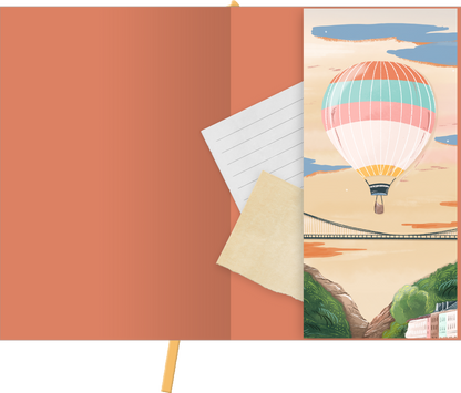 Gezeigt wird eine Innen- oder Zusatzansicht von „myNOTES Papeterie: Notizbuch A5 Simply, Katy – Bristol Harbour“. Die linke Seite zeigt einen überwiegend terracottafarbenen Hintergrund, während die rechte Seite eine lebendige Illustration mit einem Heißluftballon in sanften Pastelltönen zeigt, eingebettet in eine Landschaft mit Brücke und Hügeln. Auf einem beigefarbenen, leicht zerknitterten Zettel sind liniierte Notizen sichtbar, die fein und klar in Schwarz gehalten sind.