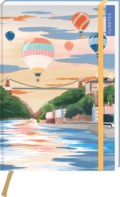 Das Buchcover zeigt eine malerische Landschaft mit mehreren bunten Heißluftballons, die sanft über eine idyllische Flusslandschaft schweben. Im Hintergrund sind eine Brücke und bepflanzte Hügel zu sehen, die sich in warmen Pastellfarben erheben. Der Titel „my NOTES“ ist in elegantem Blau an der oberen rechten Ecke platziert. Eine ruhige, einladende Atmosphäre vermittelt das Cover. Ganz unten mittig steht der Logoschriftzug von arsEdition.