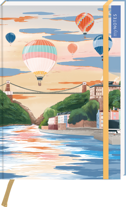 Das Buchcover zeigt eine malerische Landschaft mit mehreren bunten Heißluftballons, die sanft über eine idyllische Flusslandschaft schweben. Im Hintergrund sind eine Brücke und bepflanzte Hügel zu sehen, die sich in warmen Pastellfarben erheben. Der Titel „my NOTES“ ist in elegantem Blau an der oberen rechten Ecke platziert. Eine ruhige, einladende Atmosphäre vermittelt das Cover. Ganz unten mittig steht der Logoschriftzug von arsEdition.