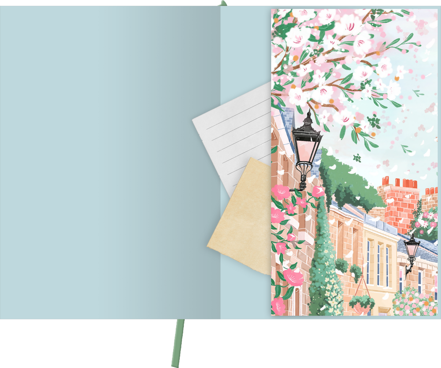 Gezeigt wird eine Innen- oder Zusatzansicht von „myNOTES Papeterie: Notizbuch A4 Simply, Katy – Spring Lane“. Die Innenseite ist in sanften Blau- und Pastelltönen gehalten. Auf der rechten Seite verziert eine florale Illustration mit rosa Blüten und Straßenlaternen eine charmante Gebäudefront. Links befinden sich einfache, liniierte Seiten und ein beige Umschlag. Die Verwendung von verspielter Typografie ergänzt das harmonische Design und schafft ein einladendes Ambiente.