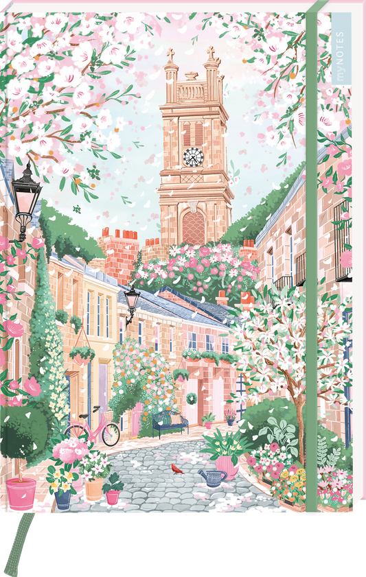 Das Buchcover zeigt eine malerische Straßenansicht mit blühenden Kirschbäumen und bunten Blumen in Töpfen. Im Hintergrund ragt ein hoher, historischer Turm mit einer großen Uhr in sanften Erdtönen empor. Die Straßen sind von charmanten Häusern gesäumt, in denen sich eine angenehme Frühlingsatmosphäre widerspiegelt. Der Titel ist in verspielter Schriftart in einem zarten Rosa gehalten. Ganz unten mittig steht der Logoschriftzug von arsEdition.