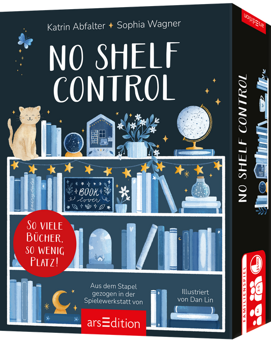 Dunkelblaues Buchcover mit großer weißer Titeltypografie „NO SHELF CONTROL“, oben Autorenangabe Katrin Abfalter und Sophia Wagner. Illustration eines dreireihigen Regals in Blautönen mit Büchern, Katze links oben, Globus, Pflanzen, Sternchen und Mond als dekorative Elemente. Verspielte, gemütliche Atmosphäre. Unten rechts steht „Illustriert von Dan Lin“. Ganz unten mittig steht der Logoschriftzug von arsEdition.