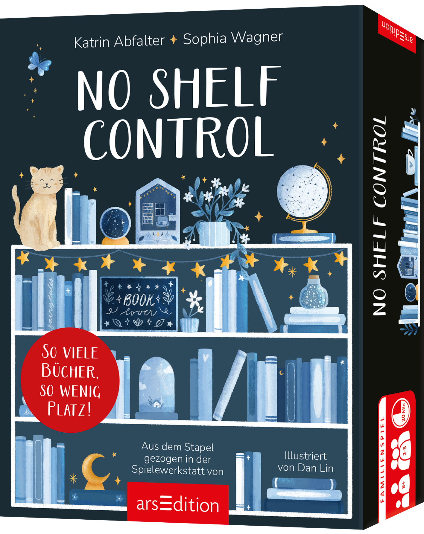 Dunkelblauer Buchumschlag mit großem Titel „NO SHELF CONTROL“ in weißen, verspielten handgezeichneten Großbuchstaben. Oben stehen die Autorennamen Katrin Abfalter und Sophia Wagner. Illustriert von Dan Lin, helle Regalillustration mit hellblauen und weißen Büchern, einer Katze, Globus, Pflanze und goldenen Sternchen. Auf der linken unteren Regalreihe ein roter Rundaufkleber mit weißer Schrift „So viele Bücher, so wenig Platz!“. Ganz unten mittig steht der Logoschriftzug von...