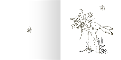 Gezeigt wird eine Innen- oder Zusatzansicht von „Weißt du eigentlich, wie gerne ich mit dir ausmale?“. Auf der rechten Seite ist ein niedlicher Hase abgebildet, der mit einer blühenden Pflanze spielt. Der Hase, in zarten Brauntönen dargestellt, hebt die Pflanzen mit seinen Vorderpfoten. Um ihn herum fliegen zwei kleine Schmetterlinge. Der Hintergrund ist schlicht und hell gehalten, was die Illustration in den Vordergrund rückt. Die verwendete Schrift ist verspielt und gut leserlich.