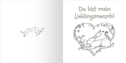 Gezeigt wird eine Innen- oder Zusatzansicht von „Weißt du eigentlich, wie gerne ich mit dir ausmale?“. Auf der linken Seite sind zwei Vögel in einer zarten Umrandung zu sehen, die ein Herz bilden. Die rechte Seite zeigt eine verspielte, gezeichnete Szene mit einem Hasen, der auf einer Blumenwiese sitzt, umrahmt von einem herzförmigen Muster. Der Text „Du bist mein Lieblingsmensch!“ ist in einer freundlichen, handschriftlichen Schriftart in kräftigem Gelb gestaltet.