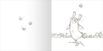 Gezeigt wird eine Innen- oder Zusatzansicht von „Weißt du eigentlich, wie gerne ich mit dir ausmale?“. Auf der linken Seite sind zarte, skizzierte Schmetterlinge zu sehen, während die rechte Seite eine fröhliche, cartoonartige Zeichnung eines Hasen zeigt, der mit erhobenen Pfoten nach den Schmetterlingen greift. Der Hase hat ein glückliches Gesicht und ist umgeben von einer einfachen Blumenlinie. Die farbige Gestaltung ist minimalistisch, mit einem Fokus auf weiße und graue Töne, die...