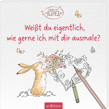 Auf dem Buchcover ist ein liebenswerter Hase zu sehen, der mit einer bunten Blume spielt. Die Illustration ist in sanften Pastellfarben gehalten, die eine fröhliche und einladende Atmosphäre schaffen. Der Titel des Buches, „Weißt du eigentlich, wie gerne ich mit dir ausmale?“, ist in großer, verspielter, roter Schrift platziert. Ganz oben befindet sich ein ovales Emblem mit dem gleichen Schriftzug in kleinerem Format. Ganz unten mittig steht der Logoschriftzug von arsEdition.