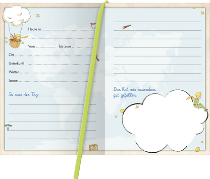 Gezeigt wird eine Innen- oder Zusatzansicht von „Mit dem kleinen Prinzen auf Reisen“. Die Seite ist in sanften Blautönen gehalten, mit Illustrationen von Wolken und dem kleinen Prinzen, der auf einer Wolke sitzt. Links befinden sich klare, linierte Felder für Einträge zu „Heute in“, „Ort“, „Unterkunft“ und weiteren Angaben. Auf der rechten Seite ist ein weiteres, leerer Bereich für persönliche Notizen mit einem verschnörkelten Rahmen. Die Schrift ist freundlich und gut...