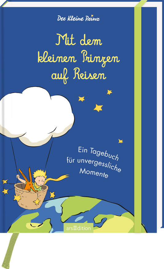 Das Buchcover zeigt einen strahlend blauen Hintergrund, auf dem der kleine Prinz in einem Korb aus einem Ballon schwebt. Er trägt ein gelbes Hemd und eine rosafarbene Hose und hält eine Ziege an der Leine. Umgeben von Wolken und goldenen Sternen vermittelt das Cover eine träumerische und abenteuerliche Atmosphäre. Der Titel „Mit dem kleinen Prinzen auf Reisen“ ist in verspielter Schrift in Gelb und Weiß gehalten. Ganz unten mittig steht der Logoschriftzug von arsEdition.