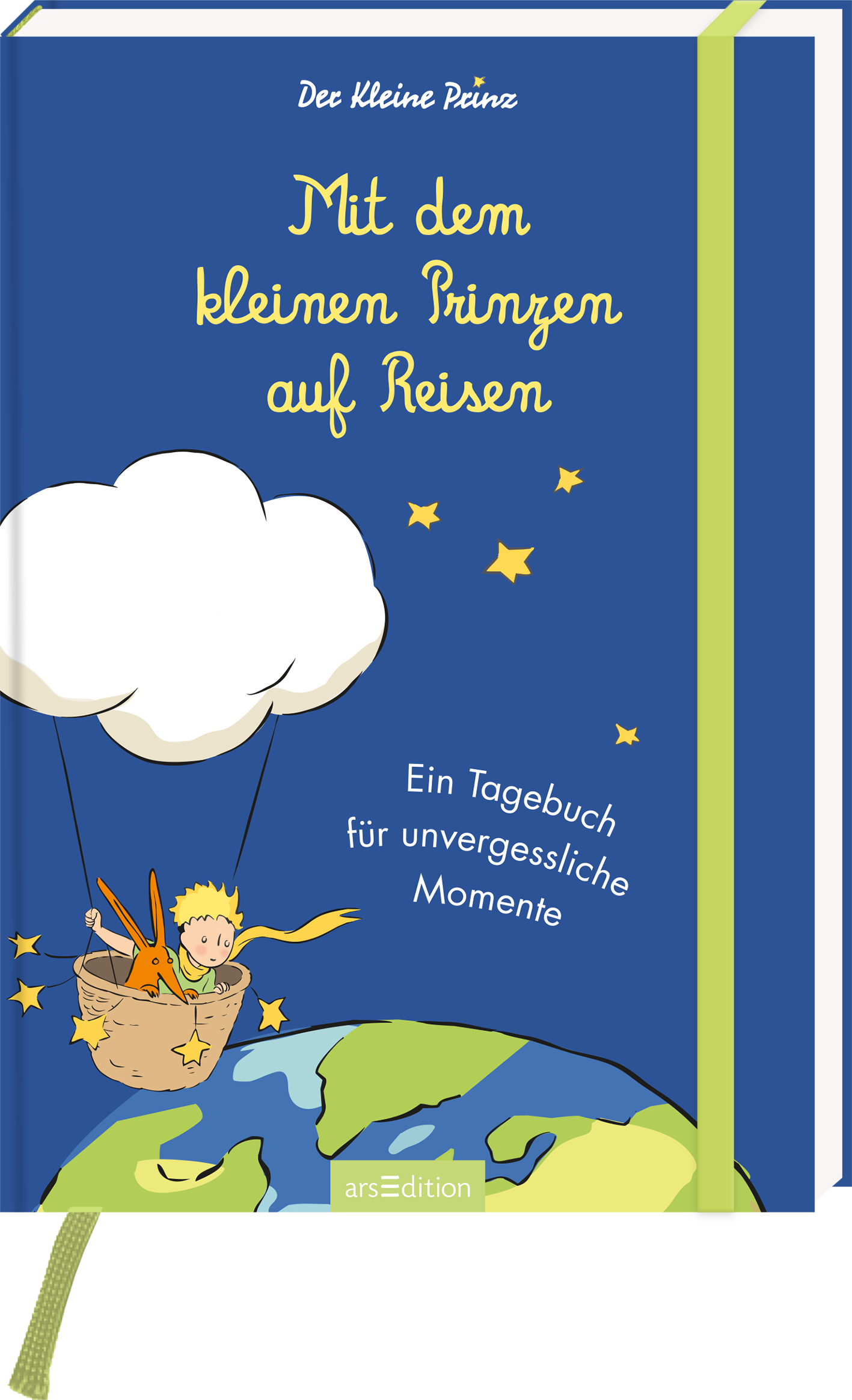 Das Buchcover zeigt einen strahlend blauen Hintergrund, auf dem der kleine Prinz in einem Korb aus einem Ballon schwebt. Er trägt ein gelbes Hemd und eine rosafarbene Hose und hält eine Ziege an der Leine. Umgeben von Wolken und goldenen Sternen vermittelt das Cover eine träumerische und abenteuerliche Atmosphäre. Der Titel „Mit dem kleinen Prinzen auf Reisen“ ist in verspielter Schrift in Gelb und Weiß gehalten. Ganz unten mittig steht der Logoschriftzug von arsEdition.