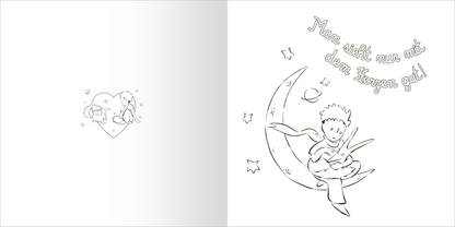 Gezeigt wird eine Innen- oder Zusatzansicht von „Ausmal-Momente mit dem kleinen Prinzen“. Die linke Seite zeigt eine herzförmige Umrandung mit einer stilisierten Zeichnung, während die rechte Seite den kleinen Prinzen auf einer Mondsichel darstellt, umgeben von kleinen Sternen. Der Text „Man sieht nur mit dem Herzen gut!“ ist in geschwungener, verspielter Schrift angeordnet. Die farblose Gestaltung lädt zur kreativen Ausmalung ein und betont die kindliche Fantasie.