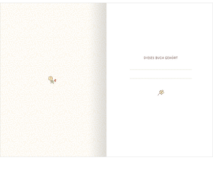 Gezeigt wird eine Innen- oder Zusatzansicht von „Weißt du eigentlich, wie lieb ich dich hab? Unsere schönsten Momente“. Die Seite zeigt einen sanften, hellen Hintergrund mit einem feinen, strukturierten Muster. Links befindet sich eine zarte, handgezeichnete Fliederblüte, während die rechte Seite den Aufdruck „DIESES BUCH GEHÖRT“ in einer eleganten, leicht verspielten Schriftart zeigt. Darunter sind Platzlinien für persönliche Eintragungen. Die Farben sind warm und einladend,...