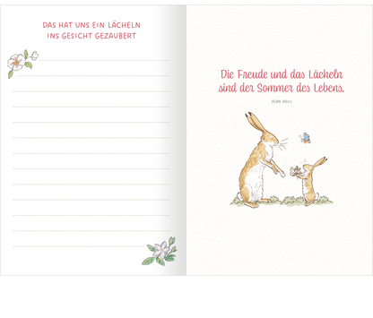 Gezeigt wird eine Innen- oder Zusatzansicht von „Weißt du eigentlich, wie lieb ich dich hab? Unsere schönsten Momente“. Die Seite enthält einen sanften, cremefarbenen Hintergrund. Links ist ein Bereich mit Linien zum Schreiben, begleitet von zarten, bunten Blumenmotiven. Rechts steht in pinker Schrift das Zitat „Die Freude und das Lächeln sind der Sommer des Lebens“ von Jean Paul. Darunter sind zwei niedliche Hasen abgebildet, die eine fröhliche Szene darstellen, während ein...