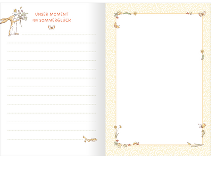 Gezeigt wird eine Innenansicht von „Weißt du eigentlich, wie lieb ich dich hab? Unsere schönsten Momente“. Die linke Seite ist mit einem handschriftlichen Titel „UNSER MOMENT IM SOMMERGLÜCK“ in warmem Orange gestaltet, darunter sind Linien zum Eintragen von Text. Die rechte Seite zeigt einen leeren Bereich mit einem zarten, dekorativen Rahmen, der mit Blumen und Schmetterlingen verziert ist. Die Hintergrundfarbe ist ein helles Beige mit einem subtilen, wiederholenden Muster.