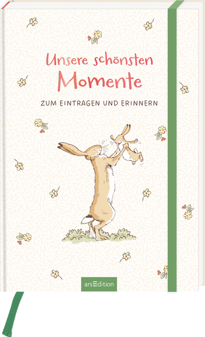 Auf dem Cover des Buches „Unsere schönsten Momente“ sind ein fröhlicher Hase und eine kleine Maus abgebildet, die Tänze vollführen. Die Schriftzüge sind in leuchtendem Rot gestaltet, während der Hintergrund eine sanfte, cremefarbene Textur mit floralen Mustern aufweist. Unter dem Titel steht der Untertitel „zum Eintragen und Erinnern“ in einer dezenten Schrift. Ganz oben rechts ist ein grüner Lesezeichenband sichtbar. Ganz unten mittig steht der Logoschriftzug von arsEdition.