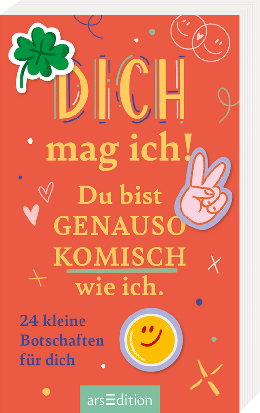 Das Buchcover hat einen leuchtend korallenroten Hintergrund. In großen, gelben Buchstaben steht „DICH“ am oberen Rand, gefolgt von „mag ich!“ in kleinerer Schrift. Unterhalb steht der Satz „Du bist GENAUSO KOMISCH wie ich.“ in bunten, spielerischen Buchstaben. Verschiedene farbige Symbole wie ein Kleeblatt, ein Smiley und ein Peace-Zeichen sorgen für eine fröhliche Atmosphäre. Ganz unten mittig steht der Logoschriftzug von arsEdition.