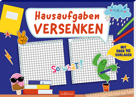 Fröhliches dunkelblaues Cover mit feinen Punkten. Große weiße Sprechblase oben mit dem Titel „Hausaufgaben VERSENKEN“ in rundlicher, handgezeichneter roter Schrift. Zentral zwei karierte Vorlagen mit Raster. Bunte Sticker, grüner Kaktus mit Stift, Eis mit Sonnenbrille, Bücherstapel, Regenwolke, Lineal unten und gelber Badge „MIT ÜBER 90 VORLAGEN“ sowie bunter Schriftzug „So what!“. Ganz unten mittig steht der Logoschriftzug von arsEdition.