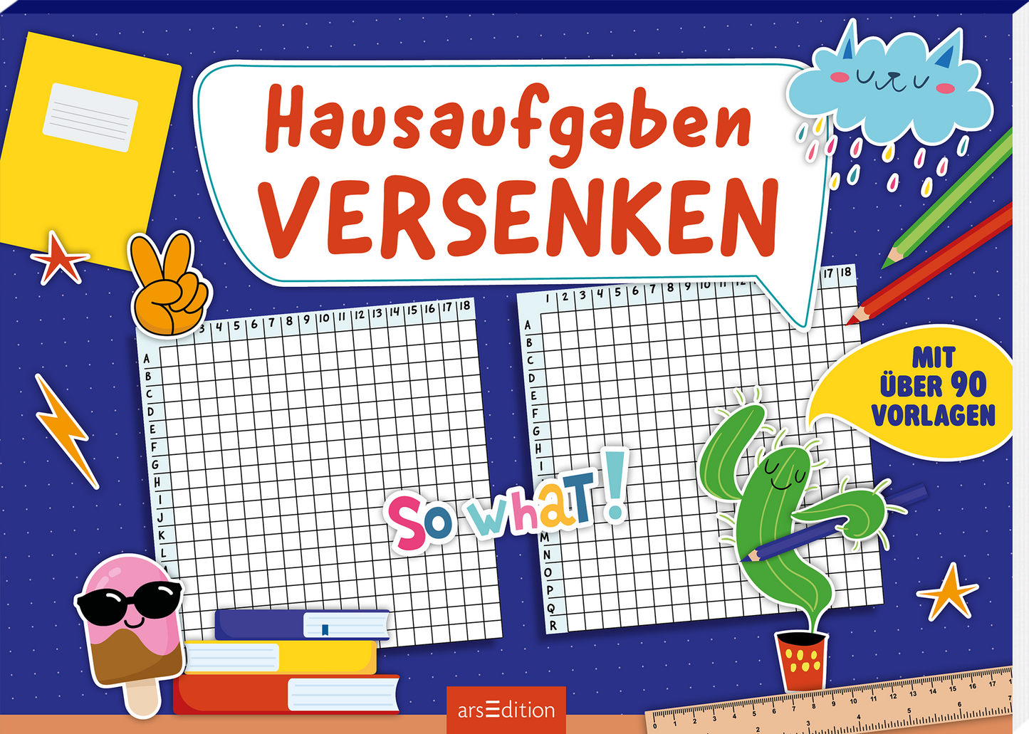 Fröhliches dunkelblaues Cover mit feinen Punkten. Große weiße Sprechblase oben mit dem Titel „Hausaufgaben VERSENKEN“ in rundlicher, handgezeichneter roter Schrift. Zentral zwei karierte Vorlagen mit Raster. Bunte Sticker, grüner Kaktus mit Stift, Eis mit Sonnenbrille, Bücherstapel, Regenwolke, Lineal unten und gelber Badge „MIT ÜBER 90 VORLAGEN“ sowie bunter Schriftzug „So what!“. Ganz unten mittig steht der Logoschriftzug von arsEdition.