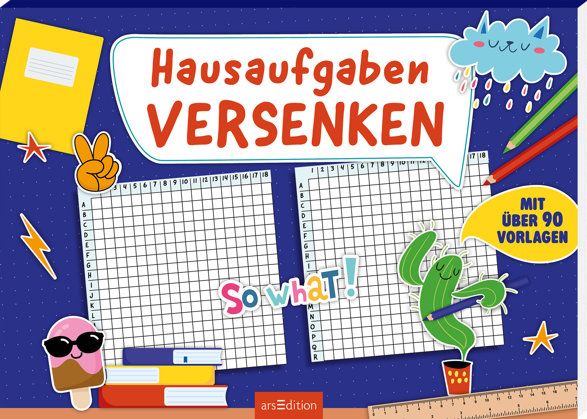 Fröhliches dunkelblaues Cover mit feinen Punkten. Große weiße Sprechblase oben mit dem Titel „Hausaufgaben VERSENKEN“ in rundlicher, handgezeichneter roter Schrift. Zentral zwei karierte Vorlagen mit Raster. Bunte Sticker, grüner Kaktus mit Stift, Eis mit Sonnenbrille, Bücherstapel, Regenwolke, Lineal unten und gelber Badge „MIT ÜBER 90 VORLAGEN“ sowie bunter Schriftzug „So what!“. Ganz unten mittig steht der Logoschriftzug von arsEdition.