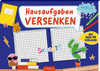 Fröhliches dunkelblaues Cover mit feinen Punkten. Große weiße Sprechblase oben mit dem Titel „Hausaufgaben VERSENKEN“ in rundlicher, handgezeichneter roter Schrift. Zentral zwei karierte Vorlagen mit Raster. Bunte Sticker, grüner Kaktus mit Stift, Eis mit Sonnenbrille, Bücherstapel, Regenwolke, Lineal unten und gelber Badge „MIT ÜBER 90 VORLAGEN“ sowie bunter Schriftzug „So what!“. Ganz unten mittig steht der Logoschriftzug von arsEdition.
