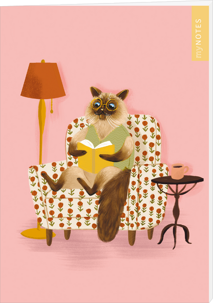 Auf dem Buchcover sitzt eine niedliche, animierte Tierfigur mit einem schlauen Gesicht und großen Brillen auf einem gemütlichen, stilvollen Sessel. Die Figur hält ein Buch und wirkt entspannt. Der Hintergrund ist in einem sanften Rosa gehalten, während der Sessel mit einem floralen Muster geschmückt ist. Neben dem Sessel steht eine moderne, orangefarbene Stehlampe. Auf dem kleinen Tisch neben dem Sessel steht eine Tasse. Oben rechts ist der Text „my NOTES“ in einer gelben Schrift zu...