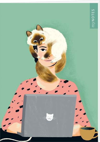 Das Buchcover zeigt eine junge Frau mit einem Laptop, auf dem ein niedlicher Katzenkopf abgebildet ist. Ihr Gesicht wird teilweise von einer Katze verdeckt, die auf ihrem Kopf sitzt. Sie trägt ein rosa Oberteil mit schwarz gemusterten Punkten. Der Hintergrund ist in einem sanften Grünton gehalten, was eine entspannte Atmosphäre erzeugt. Oben rechts steht der Titel „my NOTES“ in weißer Schrift. Ganz oben mittig steht der Logoschriftzug von arsEdition.