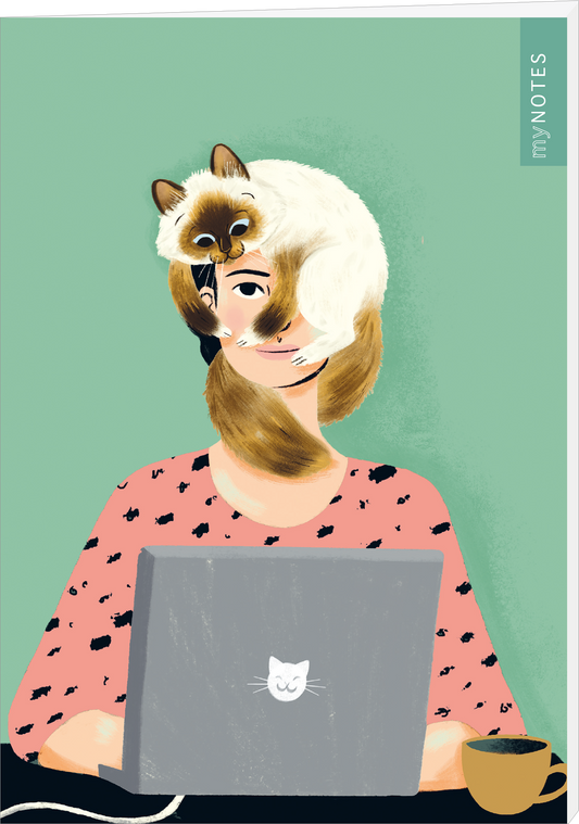 Das Buchcover zeigt eine junge Frau mit einem Laptop, auf dem ein niedlicher Katzenkopf abgebildet ist. Ihr Gesicht wird teilweise von einer Katze verdeckt, die auf ihrem Kopf sitzt. Sie trägt ein rosa Oberteil mit schwarz gemusterten Punkten. Der Hintergrund ist in einem sanften Grünton gehalten, was eine entspannte Atmosphäre erzeugt. Oben rechts steht der Titel „my NOTES“ in weißer Schrift. Ganz oben mittig steht der Logoschriftzug von arsEdition.