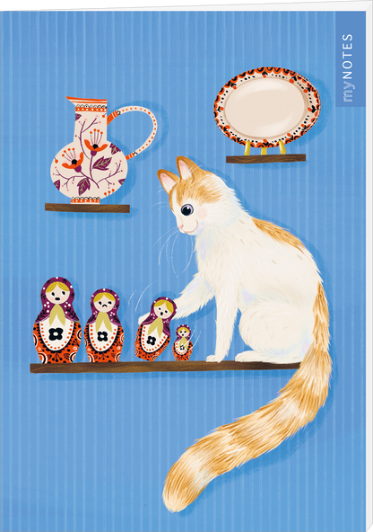 Das Buchcover zeigt einen hellblauen Hintergrund mit senkrechten Streifen. In der Mitte sitzt ein weißes Kätzchen mit orangefarbenen Flecken, das eine Reihe von bunten russischen Matrjoschka-Puppen betrachtet. Oben links befindet sich eine dekorative Kanne mit floralen Mustern und rechts ein elegantes Tellerzentrum. Die Typografie ist modern und in einem hellen Farbton gehalten, mit dem Schriftzug „my NOTES“ in der oberen rechten Ecke. Ganz unten mittig steht der Logoschriftzug von...