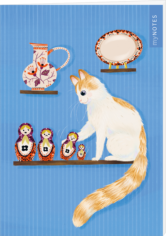 Das Buchcover zeigt einen hellblauen Hintergrund mit senkrechten Streifen. In der Mitte sitzt ein weißes Kätzchen mit orangefarbenen Flecken, das eine Reihe von bunten russischen Matrjoschka-Puppen betrachtet. Oben links befindet sich eine dekorative Kanne mit floralen Mustern und rechts ein elegantes Tellerzentrum. Die Typografie ist modern und in einem hellen Farbton gehalten, mit dem Schriftzug „my NOTES“ in der oberen rechten Ecke. Ganz unten mittig steht der Logoschriftzug von...